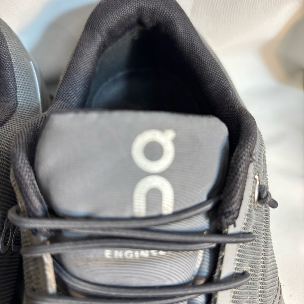ON CLOUD Sz 10.5 Running Men's Gray Shoes Elastic Laces cushioned Sole - Picture 4 of 9